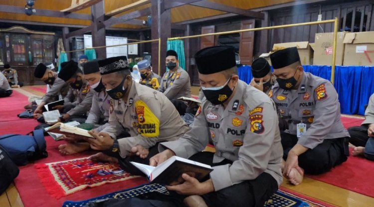 Kapolda Riau dan Forkopimda Hadiri Khotimil Quran