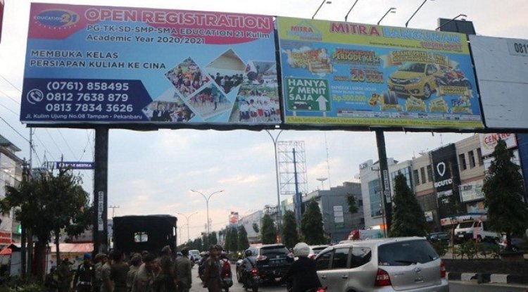 Satpol PP Kota Pekanbaru Tuntaskan Pemotongan Empat Bando Ilegal 