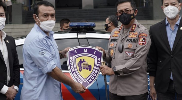 Korlantas Polri Terima Hibah Mobil Listrik Tesla Dari IMI Untuk Patroli Lalu Lintas
