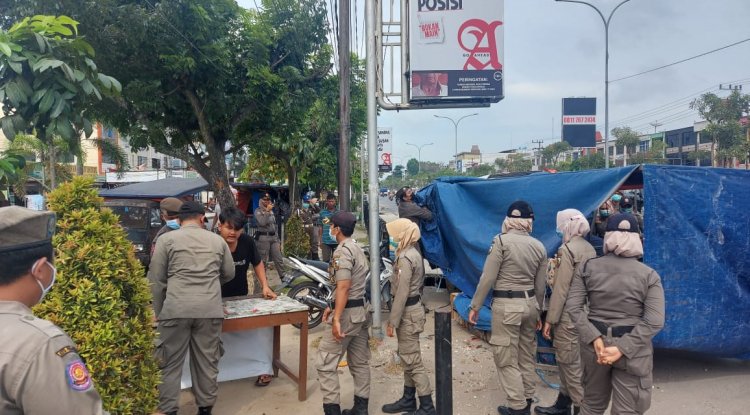 Satpol PP Menertibkan Pedagang Kaki Lima di Dua Lokasi