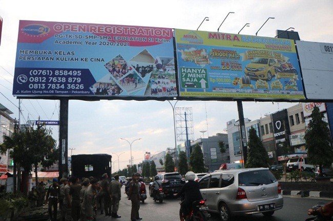 Satpol PP Kota Pekanbaru Tuntaskan Pemotongan Empat Bando Ilegal 