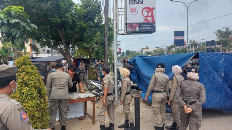 Satpol PP Menertibkan Pedagang Kaki Lima di Dua Lokasi