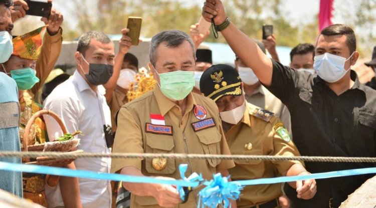 Gubernur Riau Hadiri Peresmian Peletakan Batu Pecah Gelombang Kearifan Lokal