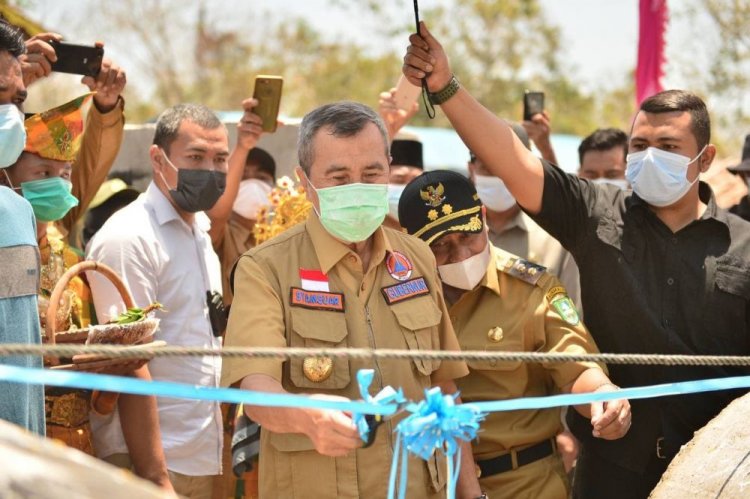 Gubernur Riau Hadiri Peresmian Peletakan Batu Pecah Gelombang Kearifan Lokal