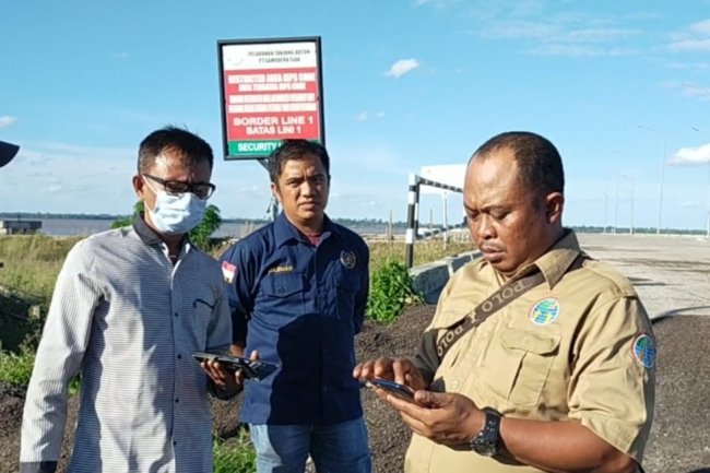 Security PT.SS, Halangi Wartawan saat Mengambil Gambar Kegiatan Pelabuhan Tanjung Buton 