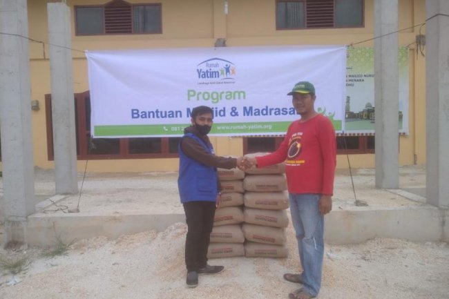Rumah Yatim Berikan Bantuan untuk Pembangunan Masjid Nurul Huda Riau