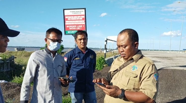 Security PT.SS, Halangi Wartawan saat Mengambil Gambar Kegiatan Pelabuhan Tanjung Buton 