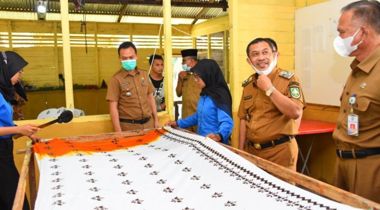Wabup Bagus Santoso Minta ASN Gunakan Batik Lokal Bengkalis