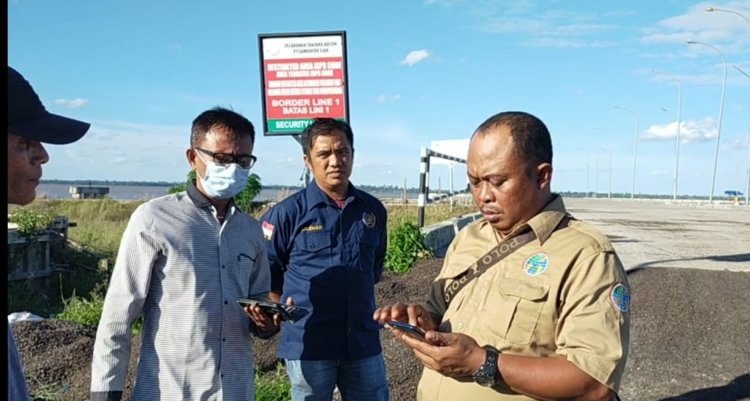 Security PT.SS, Halangi Wartawan saat Mengambil Gambar Kegiatan Pelabuhan Tanjung Buton 