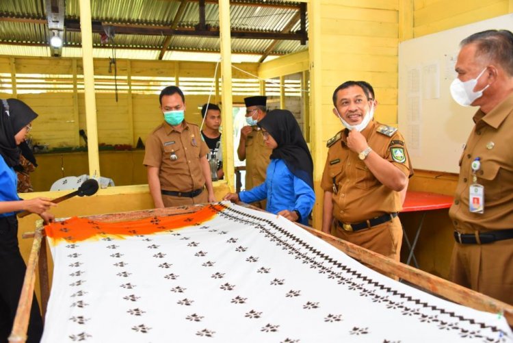 Wabup Bagus Santoso Minta ASN Gunakan Batik Lokal Bengkalis