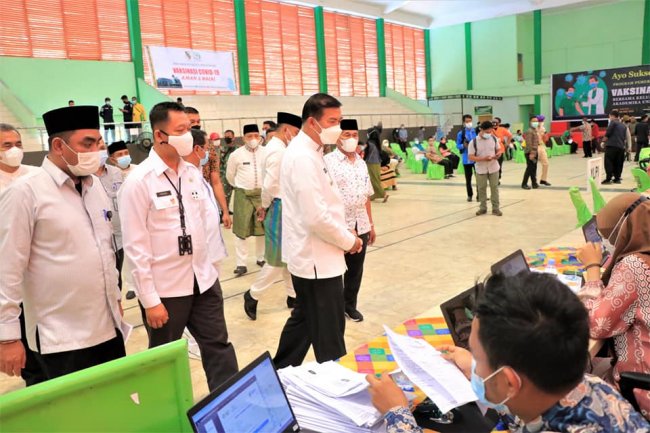 Walikota Pekanbaru Tinjau Vaksinasi Massal di UIR