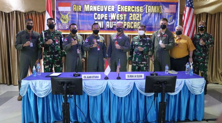Pesawat Tempur F16 TNI AU dan Amerika Latihan Manuver Bersama di Riau