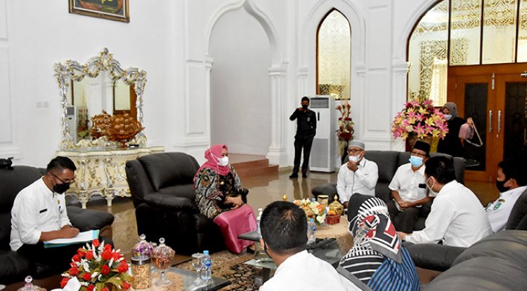 Pelti Silaturahmi ke Bupati Kasmarni Sekaligus Adukan Sarana Lapangan Tenis