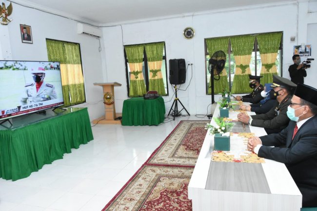Bupati Kasmarni Mengikuti Upacara HUT TNI ke-76 Secara Daring