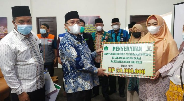 Kemenag Riau Kembali Serahkan Bantuan untuk Kampung Zakat Inhil