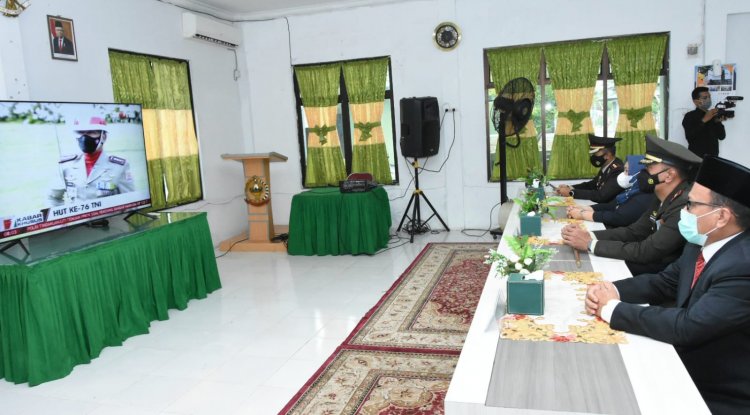 Bupati Kasmarni Mengikuti Upacara HUT TNI ke-76 Secara Daring