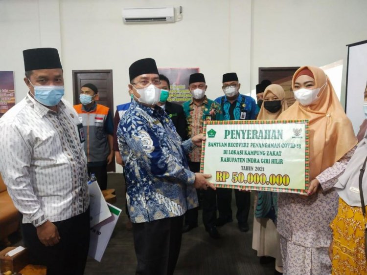 Kemenag Riau Kembali Serahkan Bantuan untuk Kampung Zakat Inhil