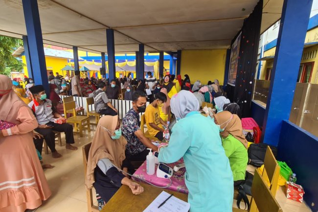 Pemcam tenayan raya gelar vaksinasi masal bersama kagama dan RS tentara