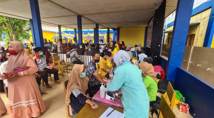 Pemcam tenayan raya gelar vaksinasi masal bersama kagama dan RS tentara