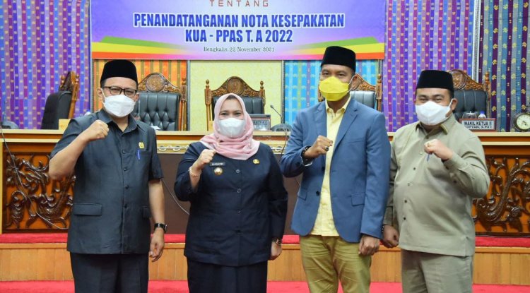 Bupati Kasmarni Tandatangani Nota KUA PPAS APBD 2022