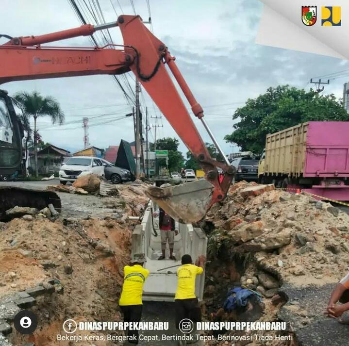 Beton cetak untuk drainase di jalan lobak yang di adakan dinas PUPR