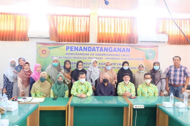 Dalam Rangka Mewujudkan Program Kemdikbud Riset MBKM,STT Pekanbaru Jalin Kerja Sama dengan Unilak