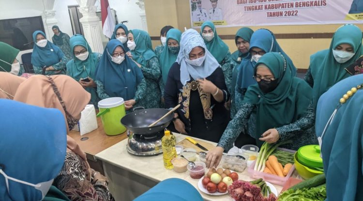 Tingkatkan Pendapatan Keluarga, Misnarni Syamsuar Berikan Pelatihan Kepada PKK Bengkalis