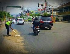  Tumpahan Minyak di Jalan Arifin Ahmad Mengakibatkan Banyak Pengendara Terjatuh