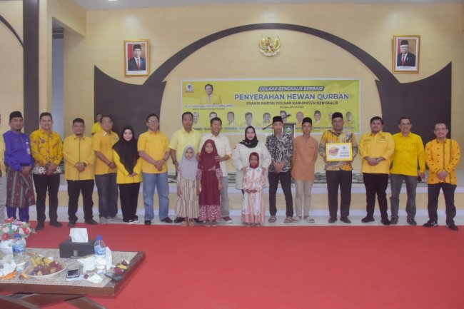 Bupati Kasmarni Hadiri Golkar Bengkalis Berbagi, 1 Ekor Hewan Qurban Diserahkan ke Pengurus Masjid At-Taqwa