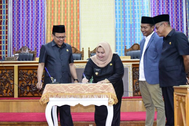 Hadiri Rapat Paripurna, Bupati Kasmarni Sampaikan Ranperda LPJ APBD 2021