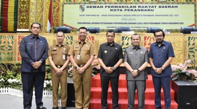 Rapat Paripurna DPRD, Pj Walikota Pekanbaru Sampaikan LKPj Tahun Anggaran 2022