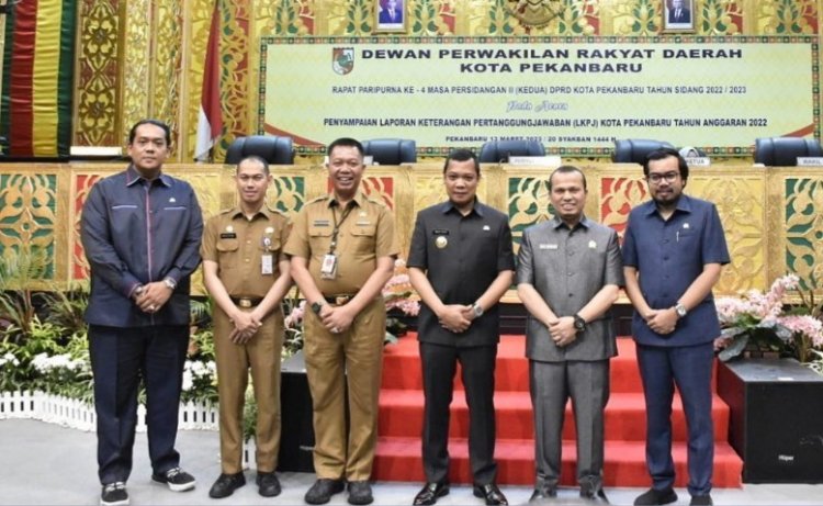 Rapat Paripurna DPRD, Pj Walikota Pekanbaru Sampaikan LKPj Tahun Anggaran 2022