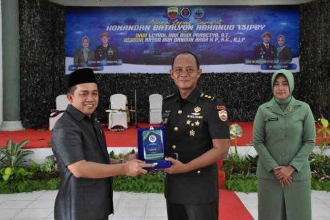 Muhammad Isa Lahamid selaku Pimpinan DPRD Kota Pekanbaru  Hadiri Upacara Sertijab Komandan Arhanud 13/PBY