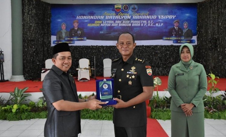 Muhammad Isa Lahamid selaku Pimpinan DPRD Kota Pekanbaru  Hadiri Upacara Sertijab Komandan Arhanud 13/PBY