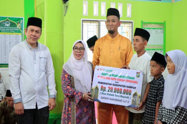 Safari Ramadhan di Kuok, Wabup Kampar Serahkan Santunan dan Bantuan Masjid 