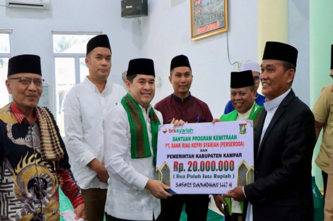 Bupati Kampar Diwakili Pj Sekda Pimpin Safari Ramadhan di Masjid At-Taqwa Pulau Bayur Desa Padang Lawas Kec. Tambang