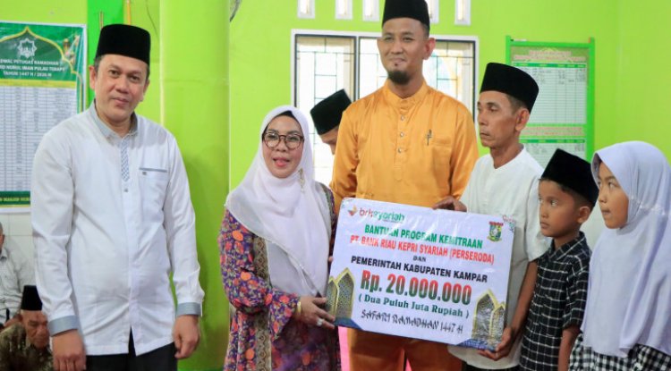 Safari Ramadhan di Kuok, Wabup Kampar Serahkan Santunan dan Bantuan Masjid 