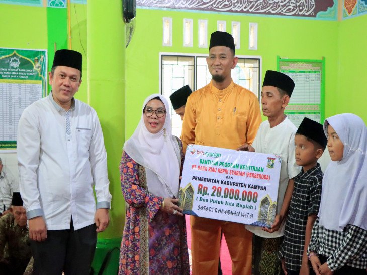 Safari Ramadhan di Kuok, Wabup Kampar Serahkan Santunan dan Bantuan Masjid 