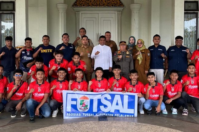 Bupati Pelalawan Zukri Resmi Melepas Tim Futsal Berlaga di Kejurda Piala Gubernur
