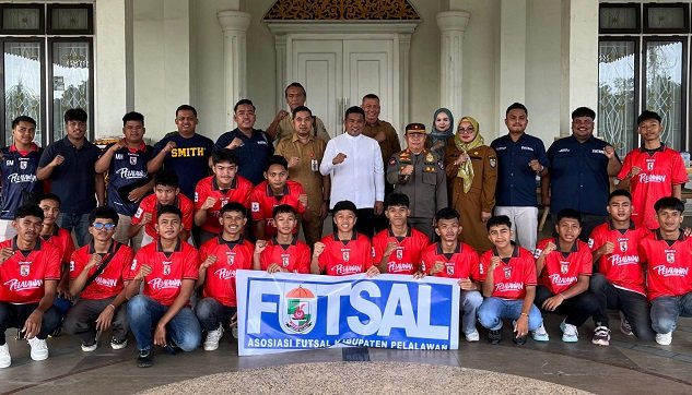 Bupati Pelalawan Zukri Resmi Melepas Tim Futsal Berlaga di Kejurda Piala Gubernur